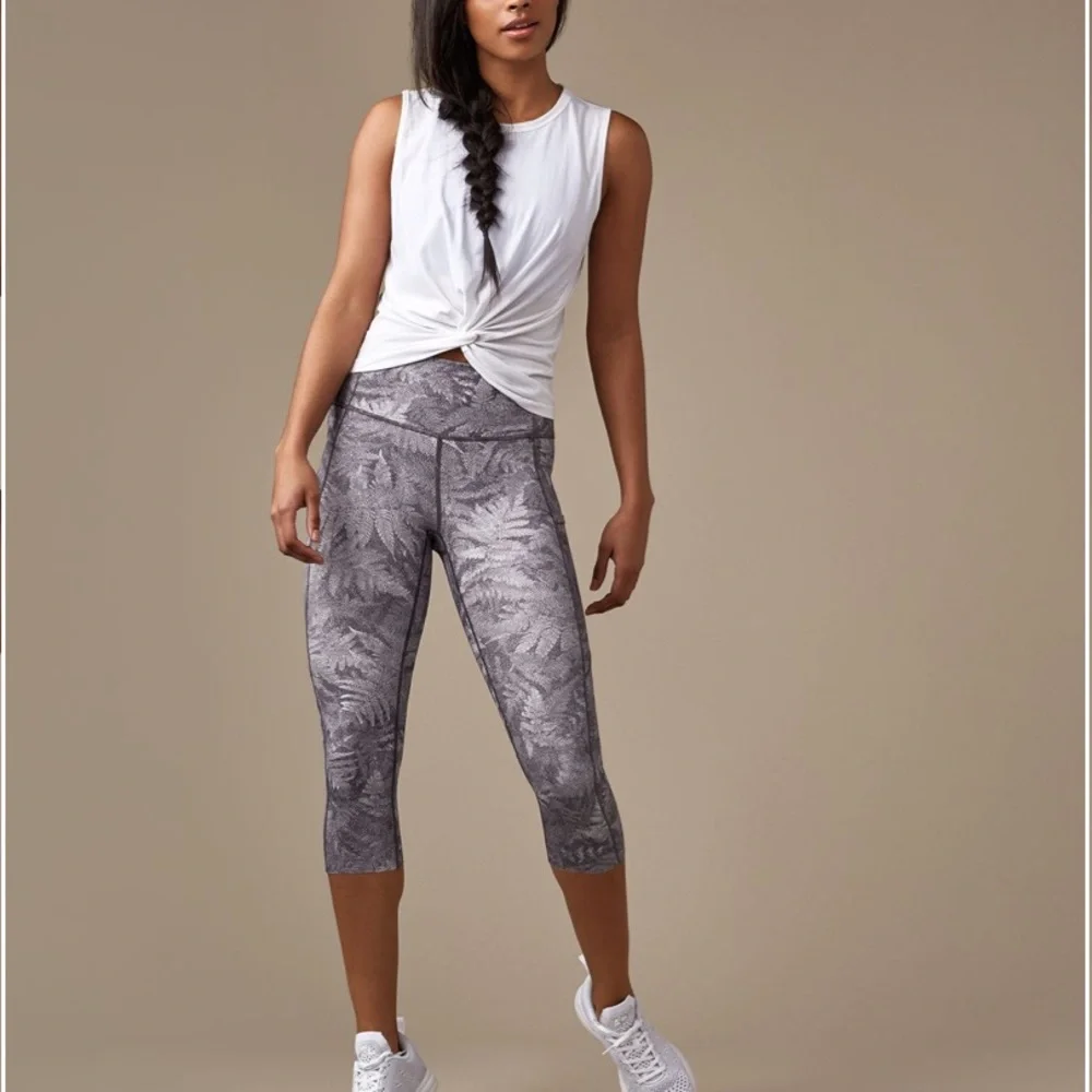 Lululemon White Crescent Tank Size 8 - Picture 2 of 10